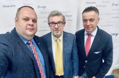 „Porozmawiajmy.O” tym razem w nieco odmiennej roli. Tym razem gorąco zapraszamy - już w najbliższy czwartek 30 października o godz. 17.00 do Miejskiej Biblioteki Publicznej Galerii Książki w Oświęcimiu - na Oświęcimski Ring Polityczny. W roli głównej nasi specjalni goście i dyskutanci: Posłowie Rafał Bochenek oraz Jan Kanthak.