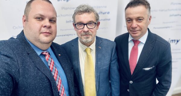 „Porozmawiajmy.O” tym razem w nieco odmiennej roli. Tym razem gorąco zapraszamy - już w najbliższy czwartek 30 października o godz. 17.00 do Miejskiej Biblioteki Publicznej Galerii Książki w Oświęcimiu - na Oświęcimski Ring Polityczny. W roli głównej nasi specjalni goście i dyskutanci: Posłowie Rafał Bochenek oraz Jan Kanthak.