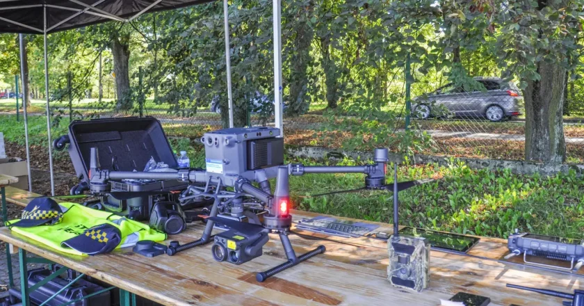 Nowoczesny dron DJI Matrice 350 RTK z kamerą Zenmuse H30T na stole wraz z wyposażeniem Straży Miejskiej w Kętach, używany do kontroli jakości powietrza i walki ze smogiem.