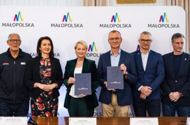 Podpisanie listu intencyjnego dotyczącego organizacji Akademickich Mistrzostw Świata w hokeju na lodzie. Od lewej: przedstawiciele ACHA, Marta Malec-Lech, Iwona Gibas, Paweł Dworzak, Marcin Susuł i reprezentanci EUHA.