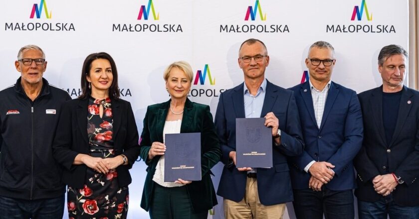 Podpisanie listu intencyjnego dotyczącego organizacji Akademickich Mistrzostw Świata w hokeju na lodzie. Od lewej: przedstawiciele ACHA, Marta Malec-Lech, Iwona Gibas, Paweł Dworzak, Marcin Susuł i reprezentanci EUHA.