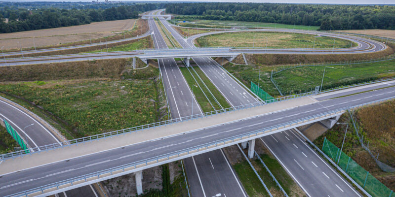 Węzeł S1 Oświęcim – widok z drona na skrzyżowanie i estakady nowej drogi ekspresowej