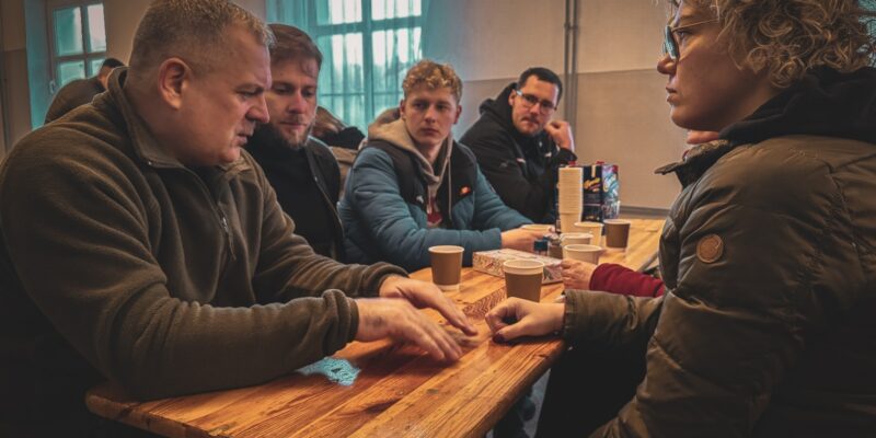 Szef Sztabu Generalnego WP gen. Wiesław Kukuła podczas wizyty w 112. batalionie lekkiej piechoty w Oświęcimiu. Generał stoi w korytarzu jednostki, otoczony żołnierzami w mundurach, zwracając się do uczestników szkolenia w ramach programu „wGotowości”.