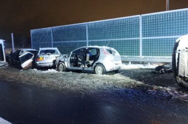 Uszkodzone samochody stojące i przewrócone na oblodzonej jezdni podczas nocnych ćwiczeń służb ratunkowych MAYDAY’25 na obwodnicy Oświęcimia.