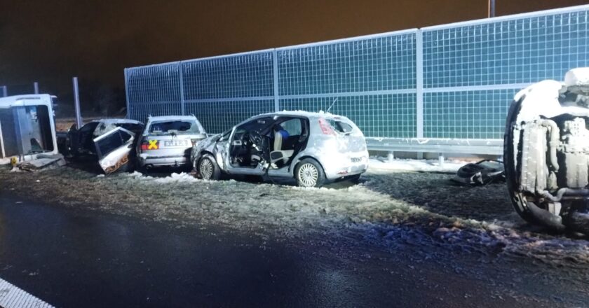 Uszkodzone samochody stojące i przewrócone na oblodzonej jezdni podczas nocnych ćwiczeń służb ratunkowych MAYDAY’25 na obwodnicy Oświęcimia.