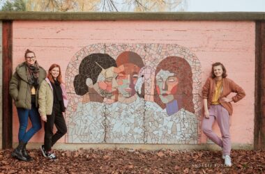 kobiety stoją przy nowej mozaice na bulwarach nad Sołą w Oświęcimiu.