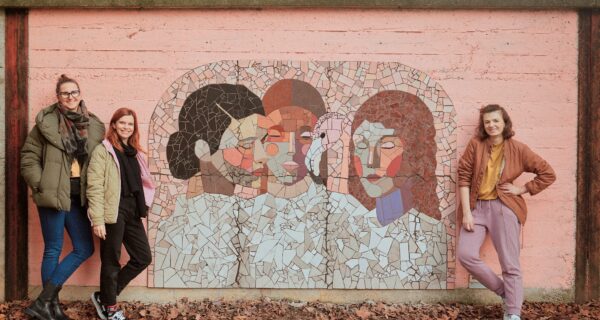 kobiety stoją przy nowej mozaice na bulwarach nad Sołą w Oświęcimiu.