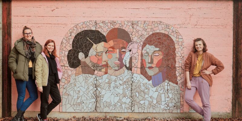 kobiety stoją przy nowej mozaice na bulwarach nad Sołą w Oświęcimiu.