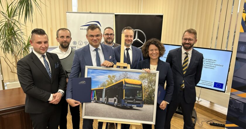 Podpisanie umowy wykonawczej na zakup autobusów elektrycznych zasilanych wodorem dla Kolei Małopolskich