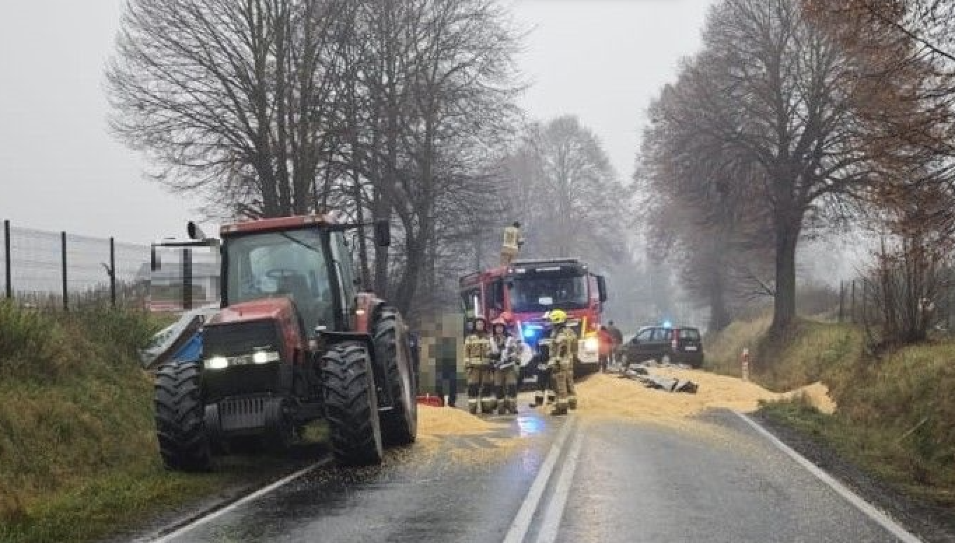 Przeciszów: Kukurydza rozsypana na DK44. Droga była całkowicie zablokowana