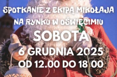Plakat wydarzenia miejskiego przedstawiający św. Mikołaja w czerwonym stroju, trzymającego lampion. Po prawej stronie widać renifera. Na plakacie znajdują się informacje o spotkaniu ze św. Mikołajem na rynku w Oświęcimiu 6 grudnia 2025 roku, w godzinach od 12:00 do 18:00, z zapowiedzią żywych reniferów i wspólnego zapalenia miejskiej choinki o godz. 16:00.