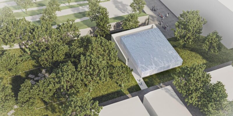 Wizualizacja pawilonu ekspozycyjnego przy Parku Pamięci Wielkiej Synagogi w Oświęcimiu, otoczonego zielenią i ścieżkami, z widoczną nowoczesną, jasną bryłą budynku przeznaczonego do prezentacji XVIII-wiecznej mykwy.
