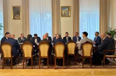 Spotkanie dotyczące bezpieczeństwa transportu kolejowego w Małopolsce – marszałek Łukasz Smółka, wojewoda Krzysztof Klęczar oraz przedstawiciele SOK, PKP PLK i spółek kolejowych siedzą przy dużym stole w sali obrad. Radosław Włoszek Koleje Małopolskie