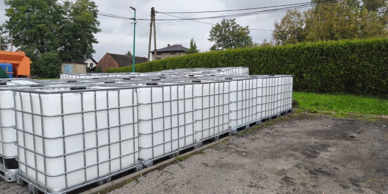 Zbiorniki na deszczówkę o pojemności 1000 litrów przygotowane do przekazania mieszkańcom gminy Brzeszcze w ramach programu Małopolska Deszczówka 2025