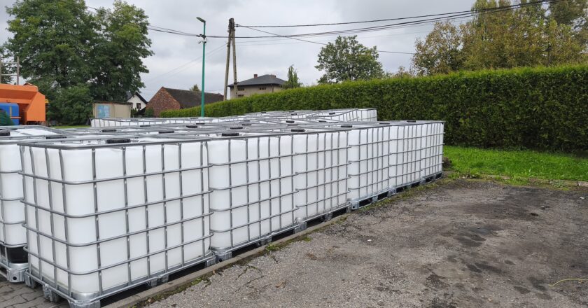 Zbiorniki na deszczówkę o pojemności 1000 litrów przygotowane do przekazania mieszkańcom gminy Brzeszcze w ramach programu Małopolska Deszczówka 2025