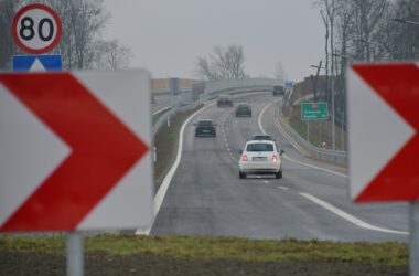 Nowo otwarty fragment obwodnicy Oświęcimia z trzecim mostem na Sole i oznakowaniem drogi krajowej nr 44 w kierunku Krakowa i Oświęcimia