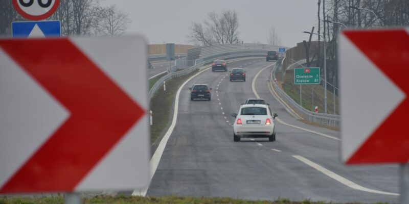 Nowo otwarty fragment obwodnicy Oświęcimia z trzecim mostem na Sole i oznakowaniem drogi krajowej nr 44 w kierunku Krakowa i Oświęcimia