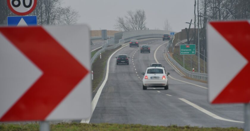 Nowo otwarty fragment obwodnicy Oświęcimia z trzecim mostem na Sole i oznakowaniem drogi krajowej nr 44 w kierunku Krakowa i Oświęcimia