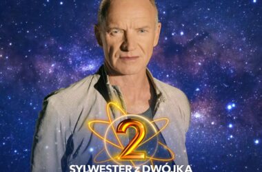 Plakat promujący „Sylwestra z Dwójką 2025” z wizerunkiem Stinga na tle gwiaździstego nieba, z napisem „Gwiazda Wieczoru Sting” oraz informacją o starcie wydarzenia o 19:50 w TVP2.