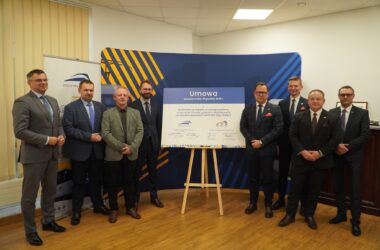 Podpisanie umowy na przeglądy P4 taboru Kolei Małopolskich – przedstawiciele Kolei Małopolskich i Public Transport Service sp. z o.o. podczas oficjalnej prezentacji umowy.