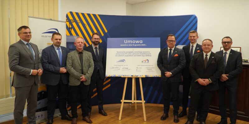 Podpisanie umowy na przeglądy P4 taboru Kolei Małopolskich – przedstawiciele Kolei Małopolskich i Public Transport Service sp. z o.o. podczas oficjalnej prezentacji umowy.