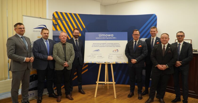 Podpisanie umowy na przeglądy P4 taboru Kolei Małopolskich – przedstawiciele Kolei Małopolskich i Public Transport Service sp. z o.o. podczas oficjalnej prezentacji umowy.