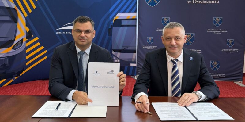 15 grudnia podpisana została umowa ramowa o współpracy pomiędzy Kolejami Małopolskimi a Małopolską Uczelnią Państwową im. Rotmistrza Witolda Pileckiego w Oświęcimiu. To ważny sygnał dla miasta i regionu, pokazujący, że rozwój transportu kolejowego coraz mocniej opiera się na lokalnych kompetencjach i zapleczu akademickim.