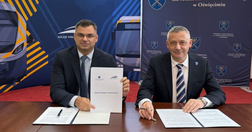 15 grudnia podpisana została umowa ramowa o współpracy pomiędzy Kolejami Małopolskimi a Małopolską Uczelnią Państwową im. Rotmistrza Witolda Pileckiego w Oświęcimiu. To ważny sygnał dla miasta i regionu, pokazujący, że rozwój transportu kolejowego coraz mocniej opiera się na lokalnych kompetencjach i zapleczu akademickim.