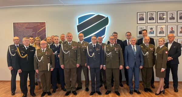 Uroczysta zbiórka w Wojskowym Centrum Rekrutacji w Oświęcimiu z okazji przekazania obowiązków Szefa WCR. Na zdjęciu ppłk Lucjan Paździora oraz przedstawiciele wojska, służb mundurowych i zaproszeni goście.