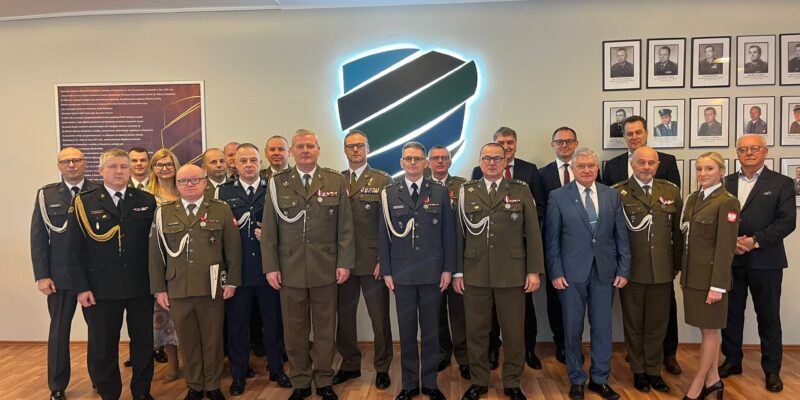 Uroczysta zbiórka w Wojskowym Centrum Rekrutacji w Oświęcimiu z okazji przekazania obowiązków Szefa WCR. Na zdjęciu ppłk Lucjan Paździora oraz przedstawiciele wojska, służb mundurowych i zaproszeni goście.