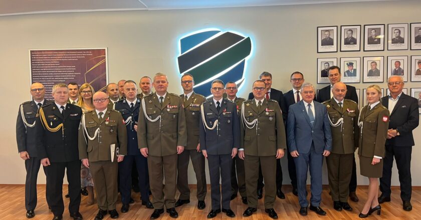 Uroczysta zbiórka w Wojskowym Centrum Rekrutacji w Oświęcimiu z okazji przekazania obowiązków Szefa WCR. Na zdjęciu ppłk Lucjan Paździora oraz przedstawiciele wojska, służb mundurowych i zaproszeni goście.