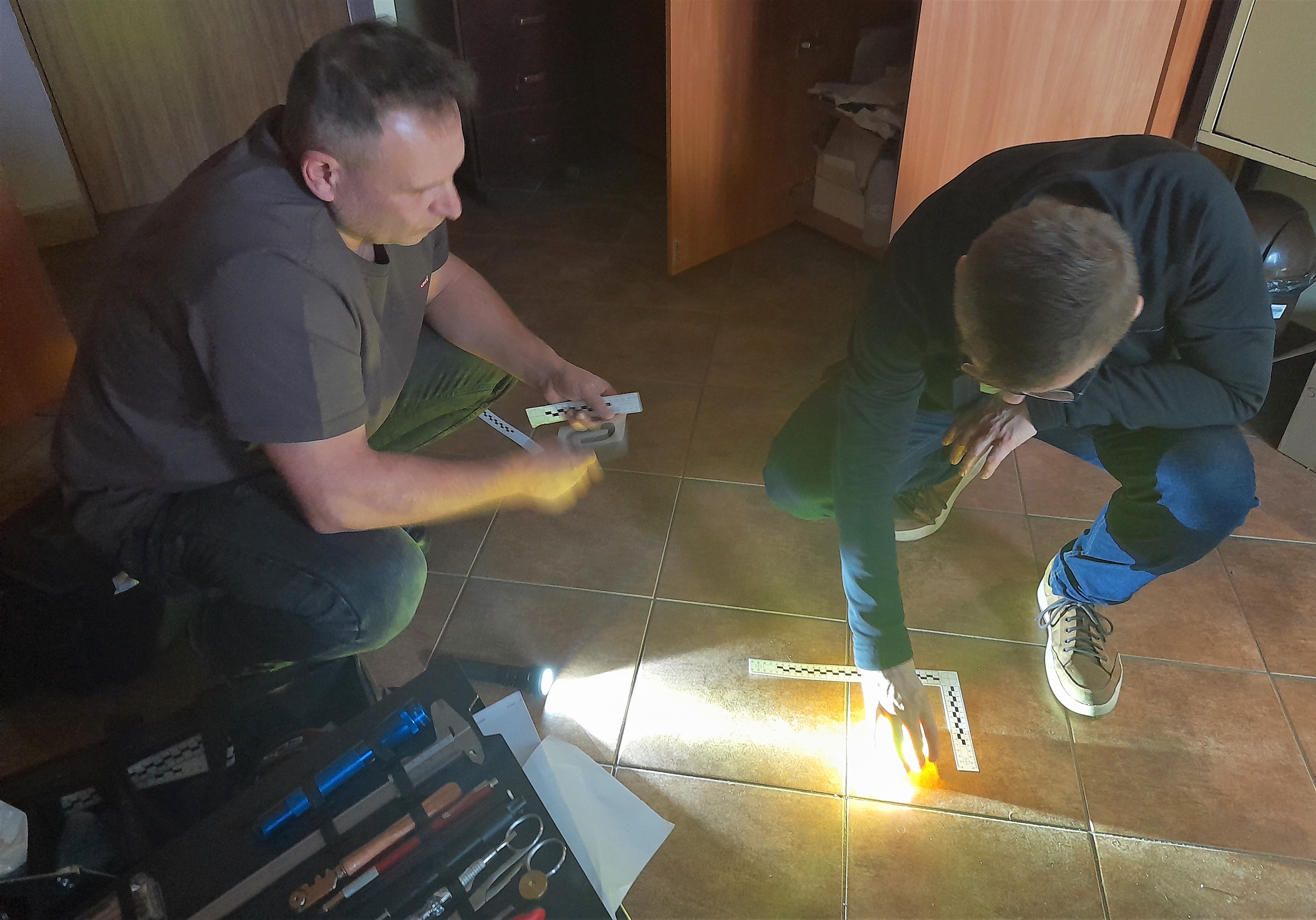 Aktor z Oświęcimia sprawdzał pracę policyjnego technika. Tak wygląda kryminalistyka od kuchni