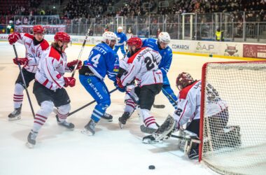 Zawodnicy Cracovii i Unii Oświęcim walczą o krążek przed bramką gospodarzy podczas meczu hokejowego; bramkarz interweniuje w chaosie podbramkowym. Foto: Jarosław Fiedor / Unia Oświęcim.
