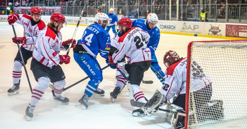 Zawodnicy Cracovii i Unii Oświęcim walczą o krążek przed bramką gospodarzy podczas meczu hokejowego; bramkarz interweniuje w chaosie podbramkowym. Foto: Jarosław Fiedor / Unia Oświęcim.