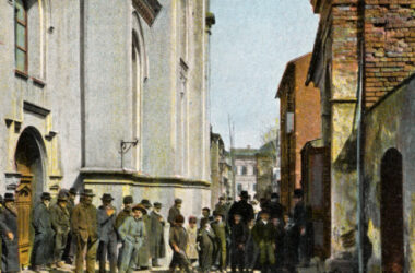 Ulica żydowska i Wielka Synagoga w Oświęcimiu na archiwalnej pocztówce sprzed wojny
