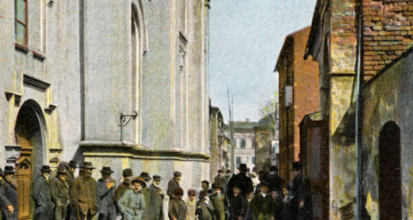Ulica żydowska i Wielka Synagoga w Oświęcimiu na archiwalnej pocztówce sprzed wojny