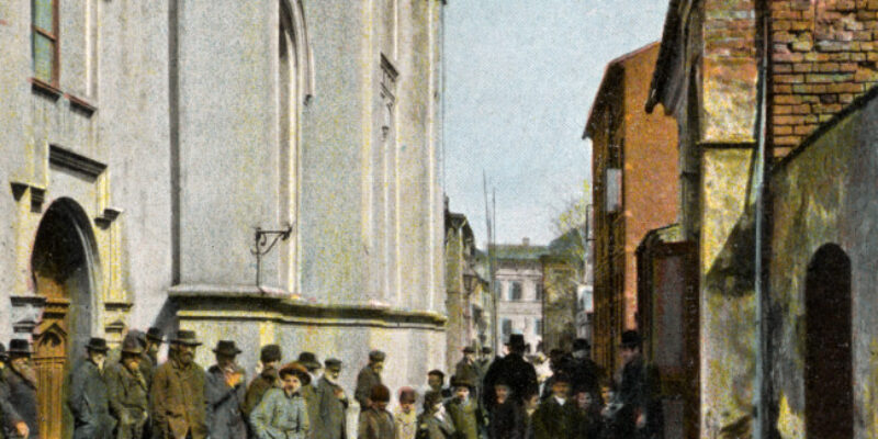 Ulica żydowska i Wielka Synagoga w Oświęcimiu na archiwalnej pocztówce sprzed wojny