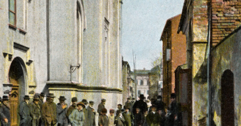 Ulica żydowska i Wielka Synagoga w Oświęcimiu na archiwalnej pocztówce sprzed wojny