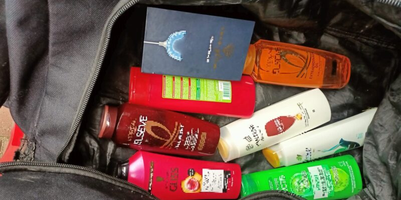 Skradzione artykuły drogeryjne zabezpieczone przez policję – kosmetyki znalezione w torbie 33-letniego złodzieja zatrzymanego w Oświęcimiu po kradzieży sklepowej w Zaborzu