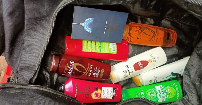 Skradzione artykuły drogeryjne zabezpieczone przez policję – kosmetyki znalezione w torbie 33-letniego złodzieja zatrzymanego w Oświęcimiu po kradzieży sklepowej w Zaborzu