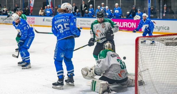 Akcja podbramkowa w półfinale TAURON Pucharu Polski w Krynicy-Zdroju – hokeiści Unii Oświęcim atakują bramkę JKH GKS Jastrzębie, interwencja bramkarza i obrońców rywali.