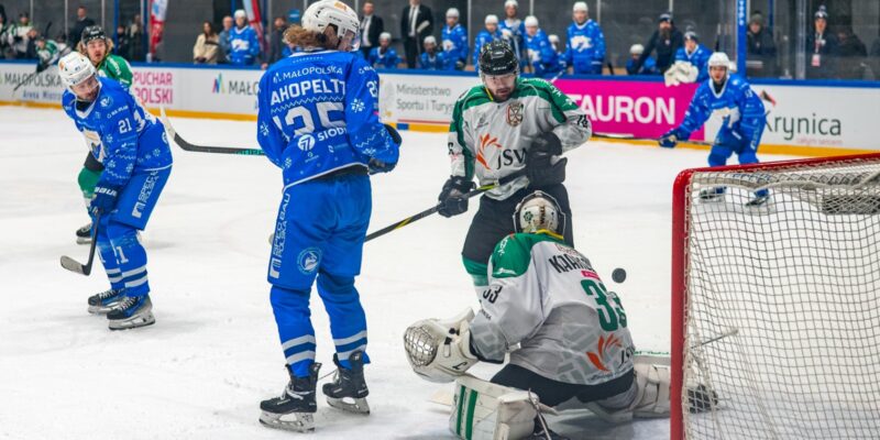 Akcja podbramkowa w półfinale TAURON Pucharu Polski w Krynicy-Zdroju – hokeiści Unii Oświęcim atakują bramkę JKH GKS Jastrzębie, interwencja bramkarza i obrońców rywali.
