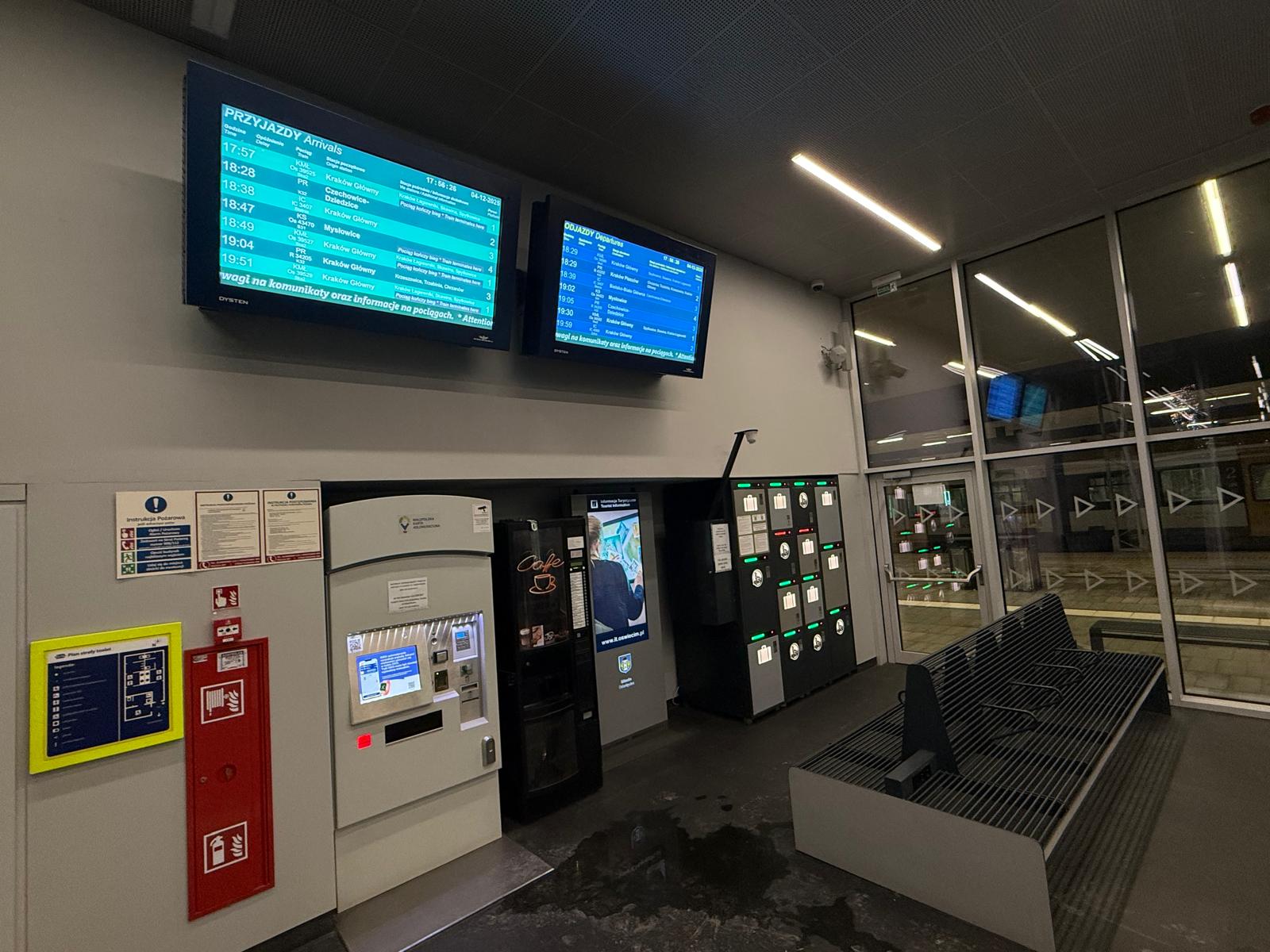 Nowy system informacji pasażerskiej na dworcu w Oświęcimiu działa! Koniec chaosu i błędnych komunikatów