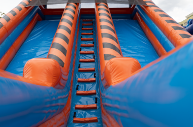 Zjeżdżalnia dmuchana to atrakcja, która przyciąga uwagę z daleka i szybko ustawia kolejkę dzieci. W obiektach halowych działa podobnie jak latem w plenerze, z tą różnicą, że organizator ma pełną kontrolę nad warunkami: temperaturą, oświetleniem i logistyką wejścia.