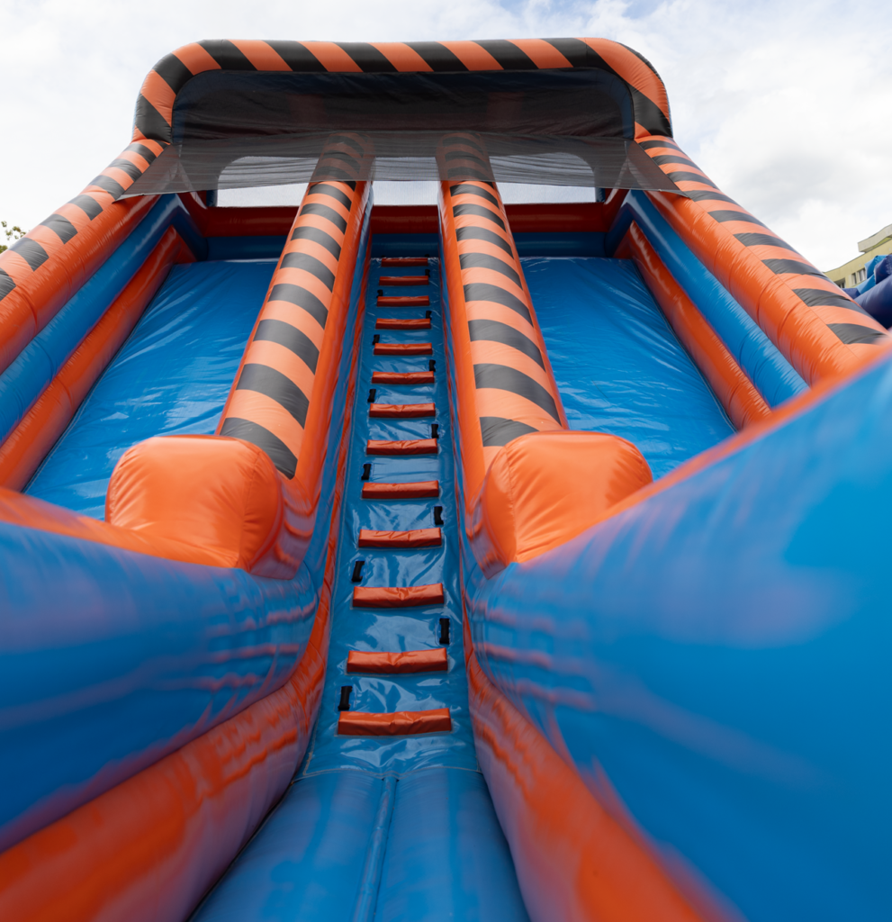 Zjeżdżalnia dmuchana to atrakcja, która przyciąga uwagę z daleka i szybko ustawia kolejkę dzieci. W obiektach halowych działa podobnie jak latem w plenerze, z tą różnicą, że organizator ma pełną kontrolę nad warunkami: temperaturą, oświetleniem i logistyką wejścia.