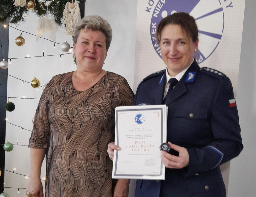 Aspirant sztabowa Małgorzata Jurecka, oficer prasowa Komendy Powiatowej Policji w Oświęcimiu, odbiera odznakę „Przyjaciel Niewidomych” podczas uroczystości Polskiego Związku Niewidomych w Kętach.