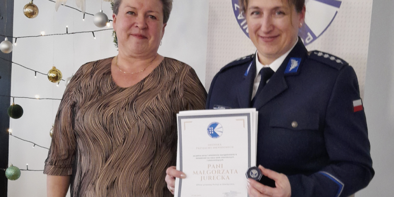 Aspirant sztabowa Małgorzata Jurecka, oficer prasowa Komendy Powiatowej Policji w Oświęcimiu, odbiera odznakę „Przyjaciel Niewidomych” podczas uroczystości Polskiego Związku Niewidomych w Kętach.