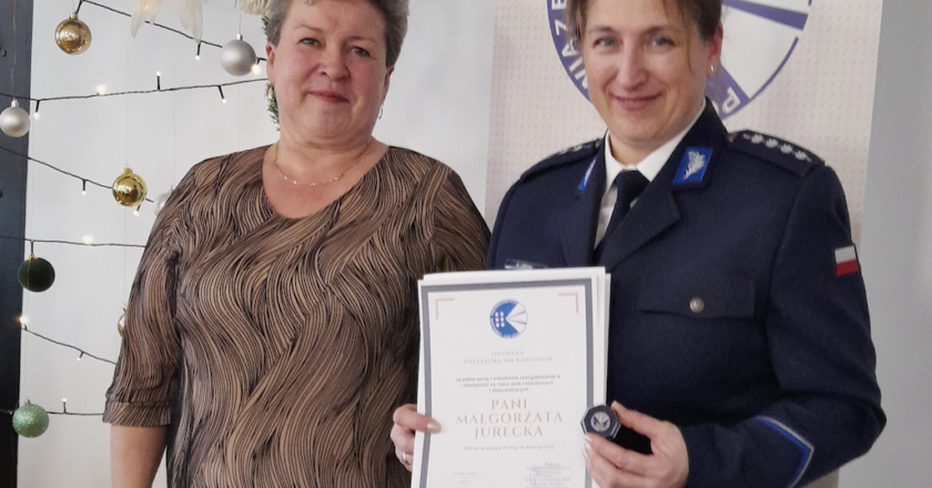 Aspirant sztabowa Małgorzata Jurecka, oficer prasowa Komendy Powiatowej Policji w Oświęcimiu, odbiera odznakę „Przyjaciel Niewidomych” podczas uroczystości Polskiego Związku Niewidomych w Kętach.