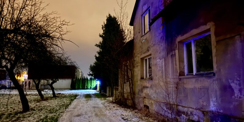 W Oświęcimiu odnaleziono ciało 38-letniej kobiety w pustostanie na osiedlu Zasole. Policja i prokuratura wyjaśniają okoliczności śmierci. Mieszkańcy alarmują o stałych interwencjach w tym miejscu.