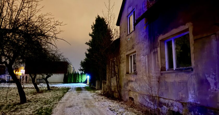 W Oświęcimiu odnaleziono ciało 38-letniej kobiety w pustostanie na osiedlu Zasole. Policja i prokuratura wyjaśniają okoliczności śmierci. Mieszkańcy alarmują o stałych interwencjach w tym miejscu.